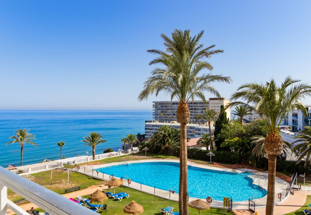 Apartment in Torremolinos - 🖤🤍Black and White Beach – Boutique Apartment with Sea Views 🌊