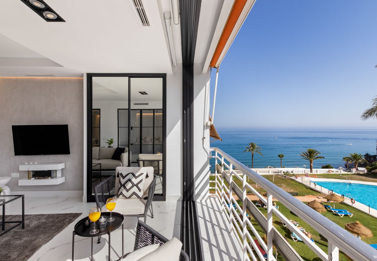 Apartment in Torremolinos - 🖤🤍Black and White Beach – Boutique Apartment with Sea Views 🌊