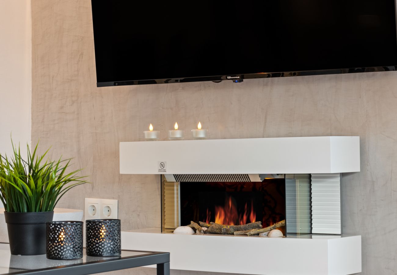Apartment in Torremolinos - 🖤🤍Black and White Beach – Boutique Apartment with Sea Views 🌊