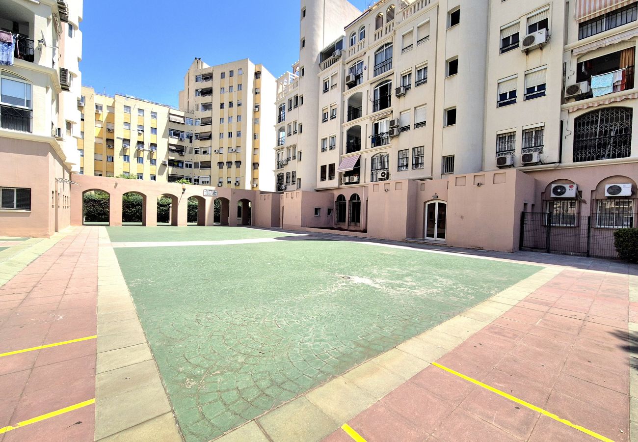 Apartment in Torremolinos - Spacious apartment with pool and parking in an authentic area of Torremolinos