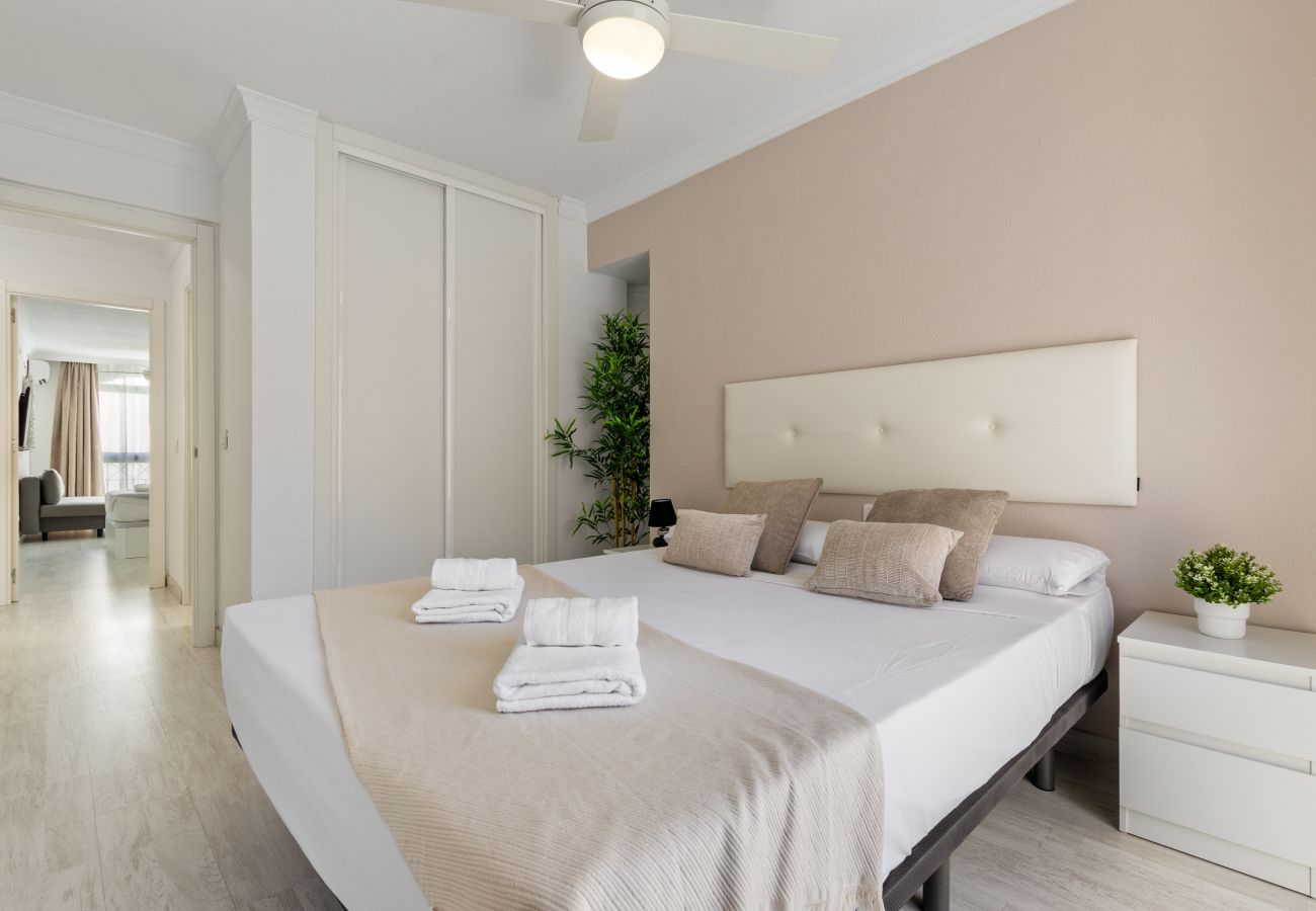 Apartment in Torremolinos - Spacious apartment with pool and parking 