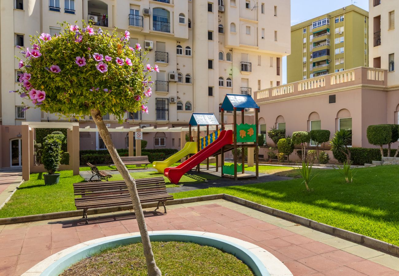 Apartment in Torremolinos - Spacious apartment with pool and parking 