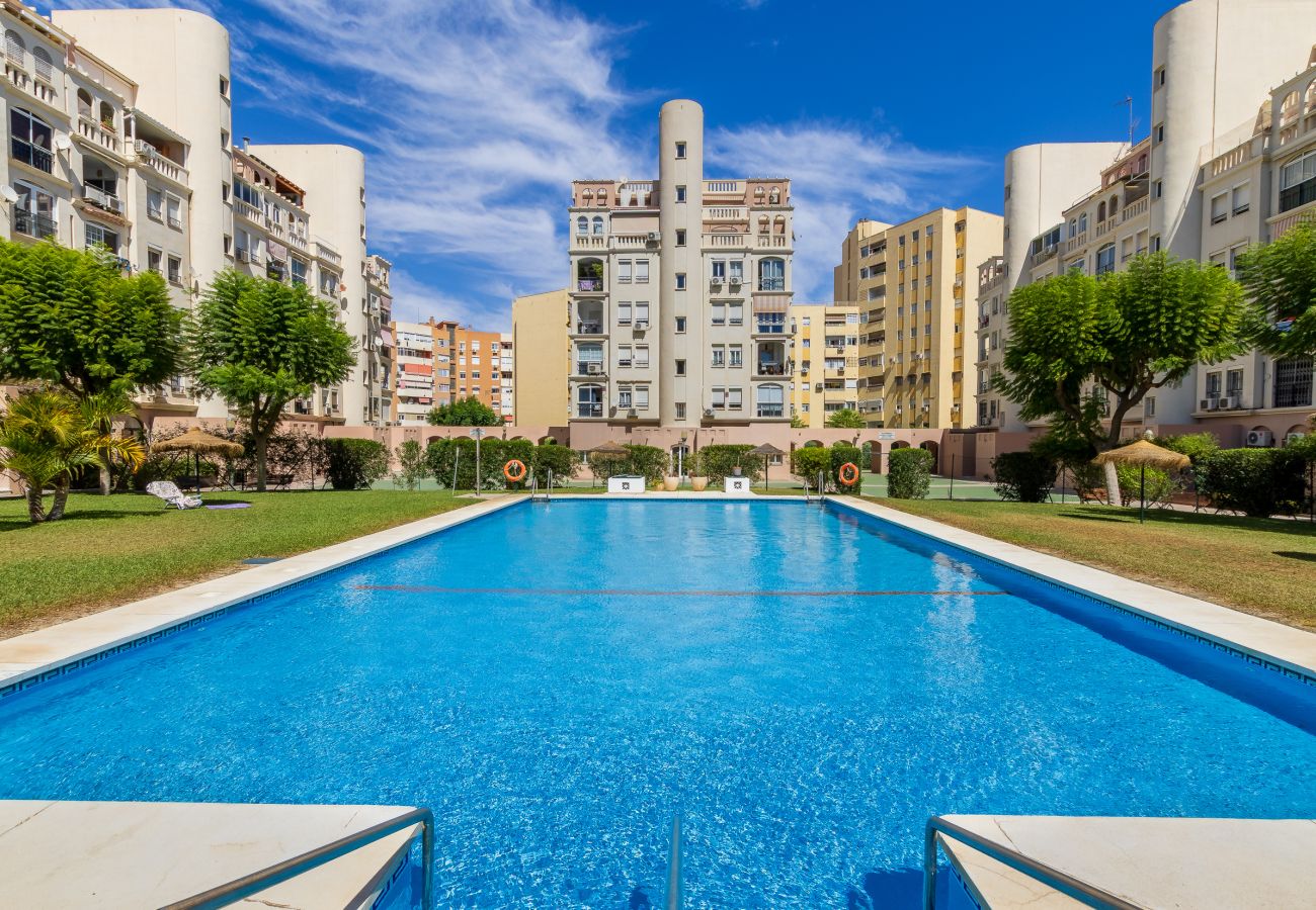 Apartment in Torremolinos - Spacious apartment with pool and parking 