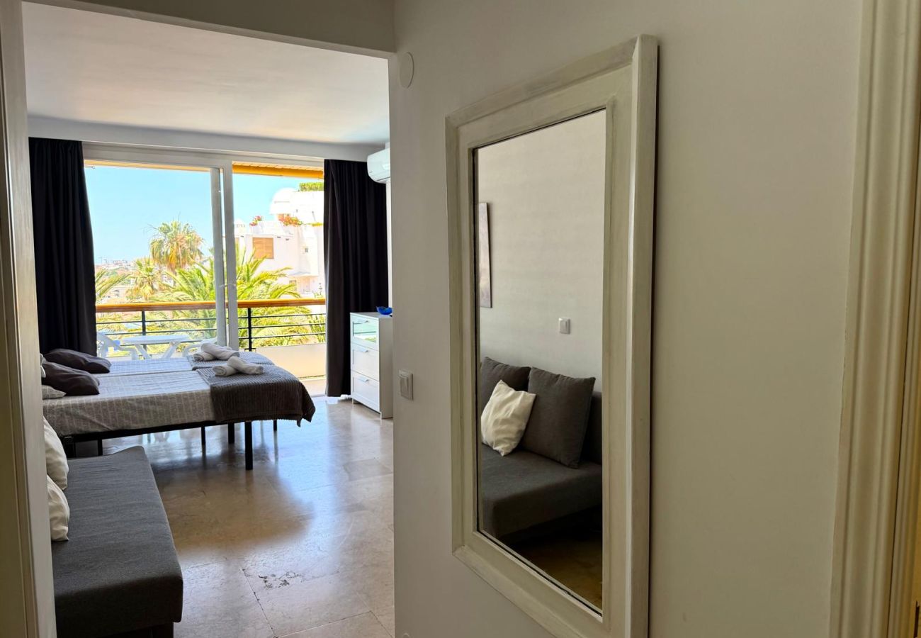 Studio in Torremolinos - Casa Ángeles - Terraza y vista al mar